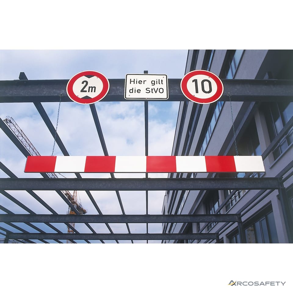 Limitatore pendente in alluminio MORION: traversa a bande rosse e bianche appesa con catene a una struttura in acciaio, sotto i cartelli di altezza massima 2 m e limite di 10 km/h